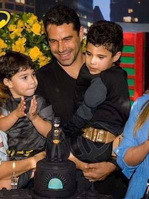 Zezé e Zilu se encontram em aniversário do neto