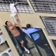Criança fica pendurada no 12º andar e vizinhos se mobilizam para salvá-la