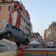 Idoso de 80 anos invade escadaria histórica de Roma com carro