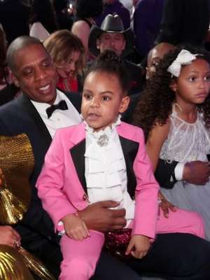 Filha de Beyoncé esbanja estilo vestida de Prince no Grammy