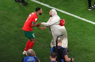 Atacante marroquino celebra vitória dançando com a mãe