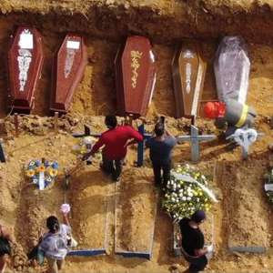 Em queda, Brasil tem 834 mortes e mais 43 mil casos em 24h