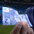 Dirigente do Grêmio joga nota de R$ 2 no gramado após decisão polêmica da arbitragem
