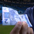 Dirigente do Grêmio joga nota de R$ 2 no gramado após decisão polêmica da arbitragem