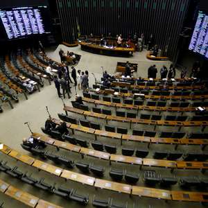 Para manter auxílio, Câmara mira salário de servidores