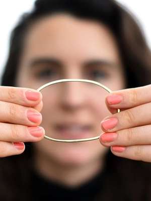 Mulher recupera bracelete de ouro perdido a 7 mil km de casa