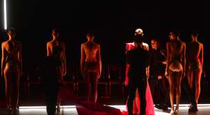 Fause Haten constrói vestido ao vivo com alfinetes no SPFW