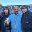 Guardiola rouba a cena no retorno do Oasis aos palcos, mas ouve vaias em show