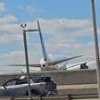 Boeing da United atinge poste e caminhão-trator durante pouso em Nova York
