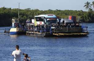 De balsa, Alemanha chega a povoado no sul da Bahia