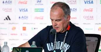 1228320244-uruguay-training-and-press-conference-fifa-world-cup-2026-1-610x400.jpg Foto: Florencia Tan Jun / Getty Images - Legenda: Bielsa fez um trabalho frustrante com o Uruguai / Jogada10