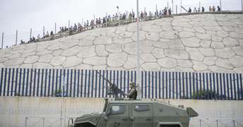 Exército tenta impedir imigrantes de chegar a Ceuta.jpg Foto: Marcos Moreno/Anadolu via Getty Images