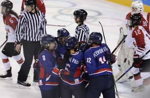 Coreias celebram primeiro gol de seleção de hóquei unificada