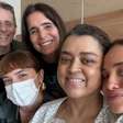 Sob cuidados da mesma médica, Preta Gil compartilha foto com Tony Bellotto em hospital