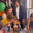 Neto de Silvio Santos rouba a cena na festa do primo e diverte família; veja vídeo