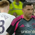 Streamer insulta Tevez após sofrer entrada dura em jogo beneficente: "Idiota"