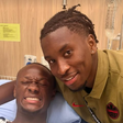 Após quebrar a perna, Koné registra foto na cama de hospital