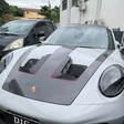 Porsche é apreendido após dono postar vídeos a 300km/h e com filha no colo