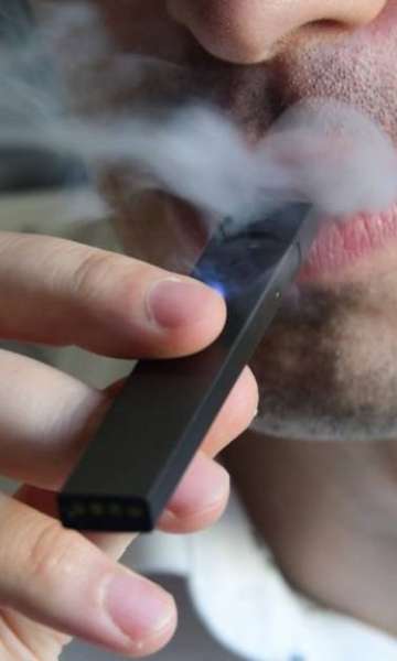 De doença pulmonar a câncer: quais são os perigos do cigarro eletrônico