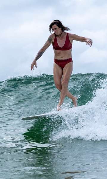 Quem é a primeira surfista trans profissional