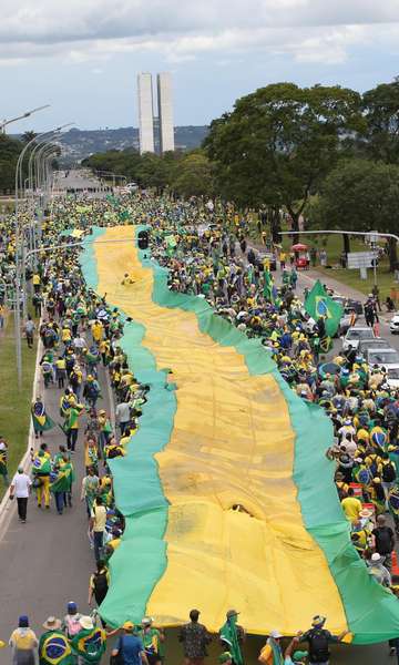 Terroristas invadem os Três Poderes em Brasília e causam destruição