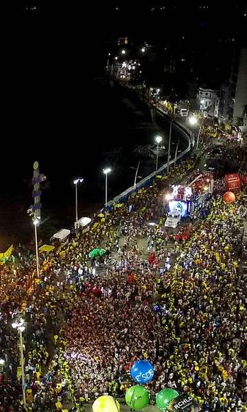 Trocar colar por um beijo e mais: as lendas e tradições do carnaval de Salvador