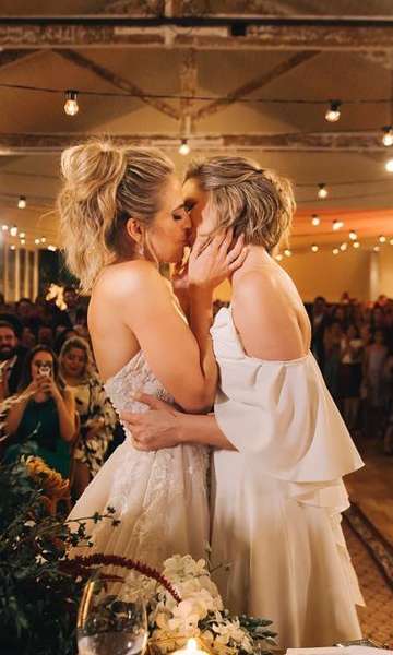 Jornalistas da Globo e da Record se casam em festa suntuosa com direito a beijão