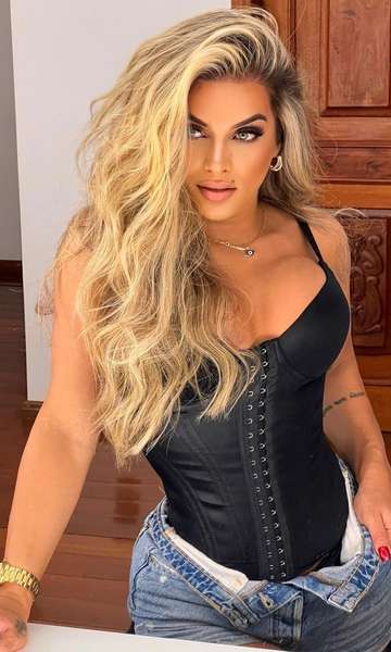 Dif&iacute;cil pra todo mundo: influencer com bumbum de 128 cm reclama de solteirice