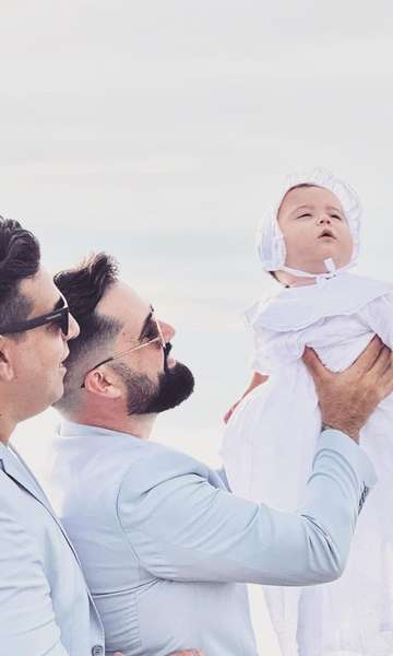 Fofo: Casal gay batiza filho no Cristo Redentor e viraliza