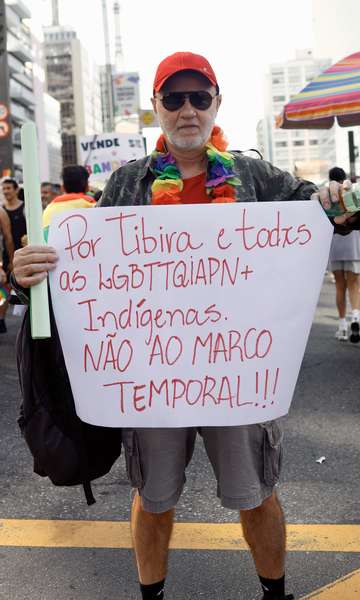 Público leva cartazes e reivindicações para a Parada LGBT+ 