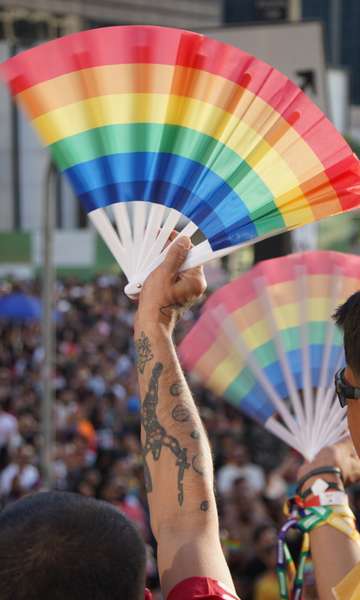 Leques, máscaras e adesivos: os adereços que coloriram a Parada LGBT+