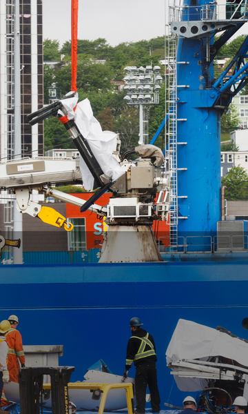 Destroços do submersível Titan chegam ao Canadá; veja imagens