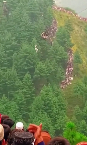 Pra quem n&atilde;o viu: Socorristas fazem resgate dram&aacute;tico em telef&eacute;rico no Paquist&atilde;o