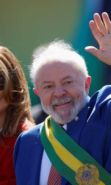 Desfile do 7 de Setembro: Lula tietado, QR Code e Zé Gotinha no caminhão