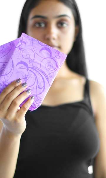 Qual absorvente retém mais o fluxo menstrual? Descubra o melhor entre 21 produtos