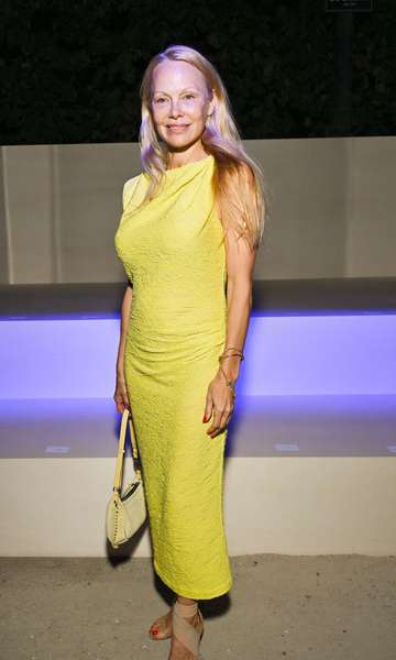 Pamela Anderson vai à Paris Fashion Week sem maquiagem