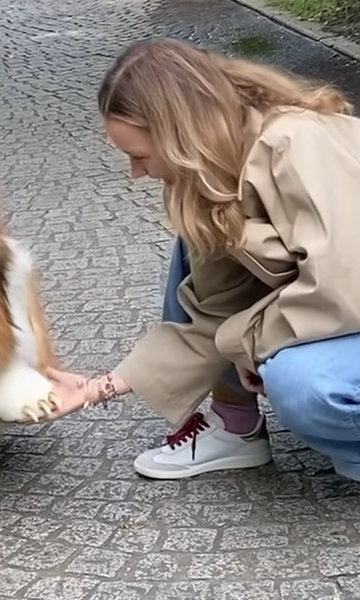 Homem-cachorro deita e rola no primeiro passeio ao ar livre