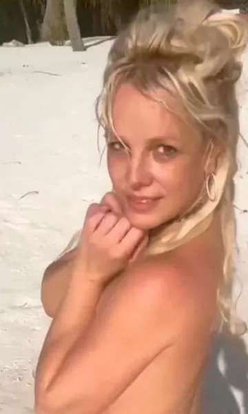 Britney Spears returns 