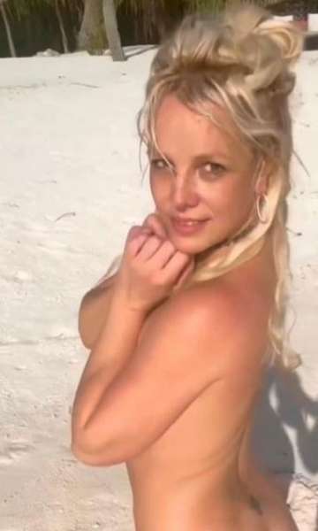 Britney Spears returns 