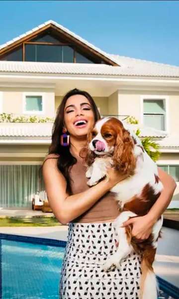 How is Anitta's house for sale in Rio de Janeiro