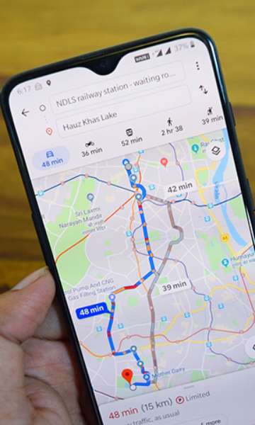 Por que as pessoas sempre aparecem borradas no Google Maps?