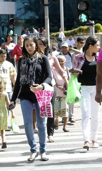 Mesmo mais escolarizadas, mulheres ganham 21% menos que homens