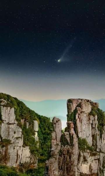 Cometa do Diabo atinge brilho máximo e fica mais visível no Brasil nesta terça