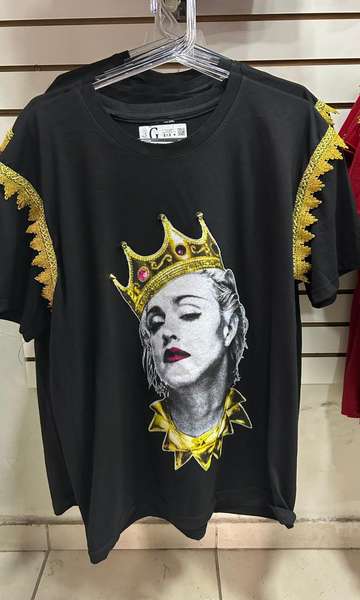 'Camisa de peitinho', pochete e  leque: Madonna 'invade' Saara