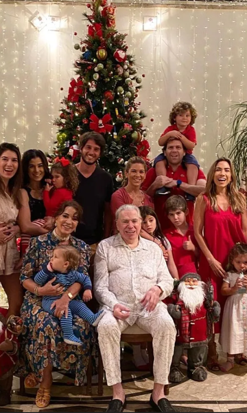 Apresentadores, artistas e jogador: quem é quem na família de Silvio Santos