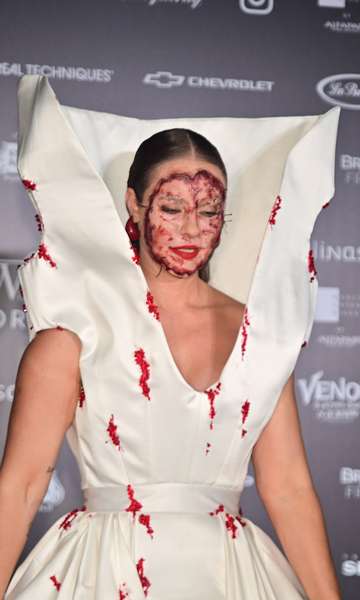 Famosos ousam em looks para baile de Halloween; veja fotos 