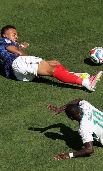 Foi p&ecirc;nalti de Man&eacute; em Mbapp&eacute;?