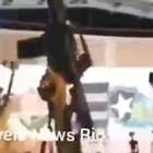 Homens ostentam armas em vídeos gravados em favelas no Rio