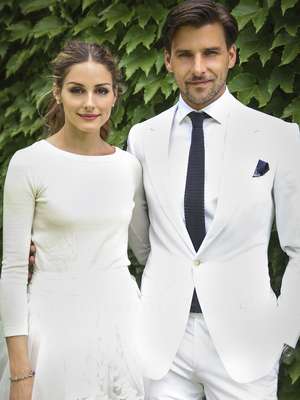 Olivia Palermo se casa de short, casaco e rabo de cavalo