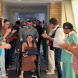Jovem que teve mão decepada no CE recebe alta e se emociona com homenagem